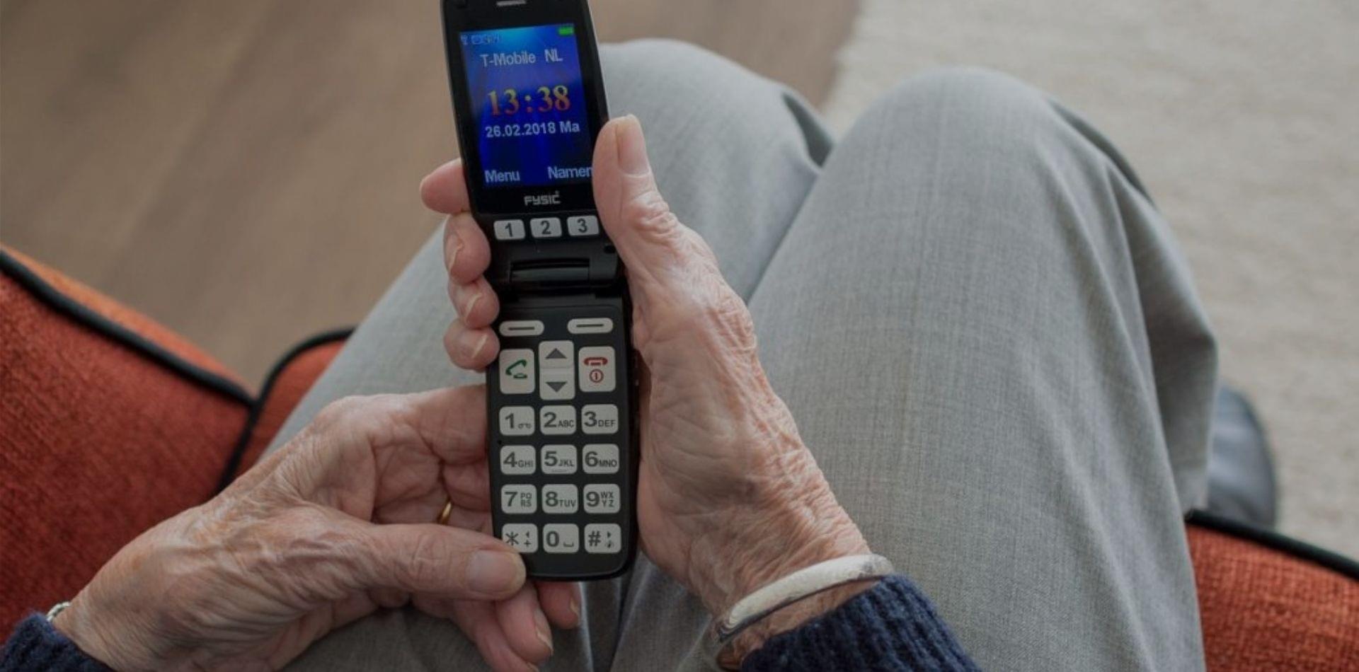 10 Great Tech Gadgets for Seniors Oscar Senior